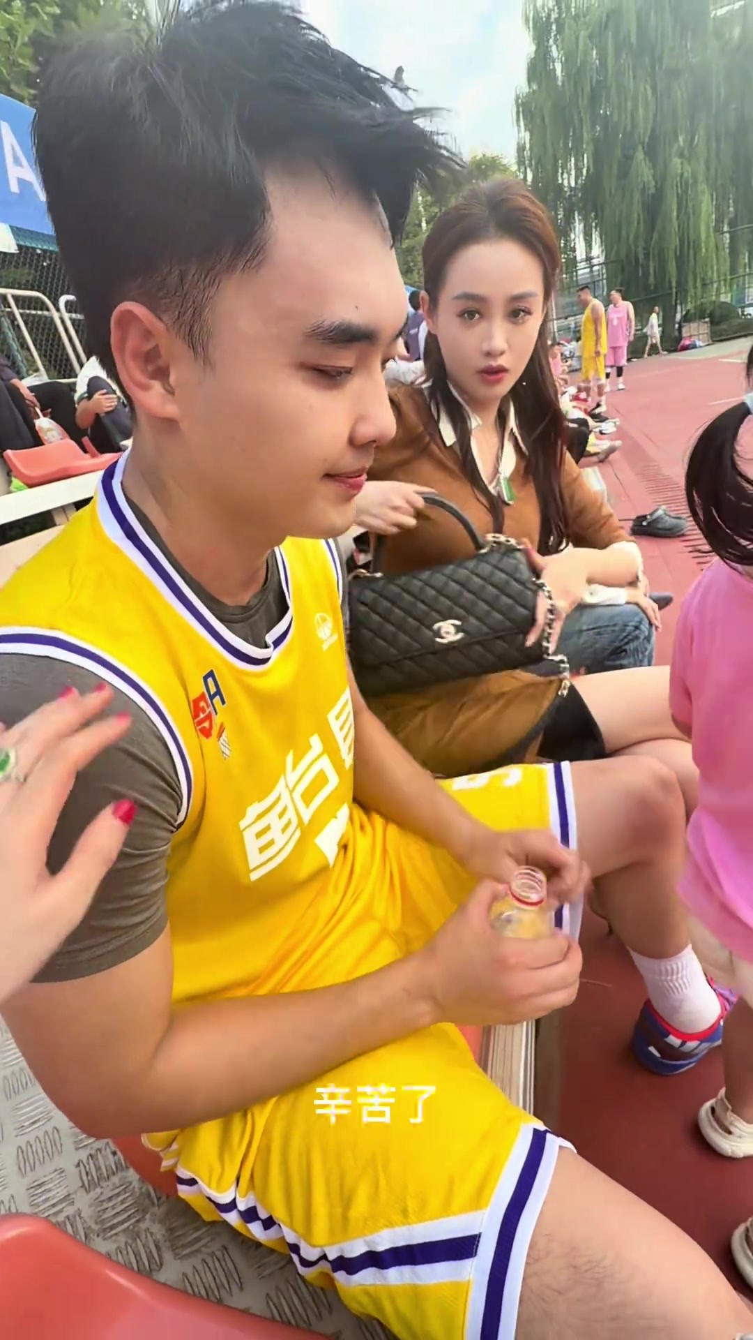 坏菜了！人妻：我老公打球 闺蜜一旁积极给水按摩的😅
